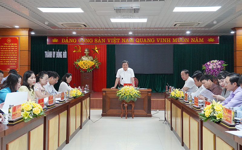 Đồng chí Chủ tịch UBND tỉnh Trần Phong chủ trì buổi làm việc.