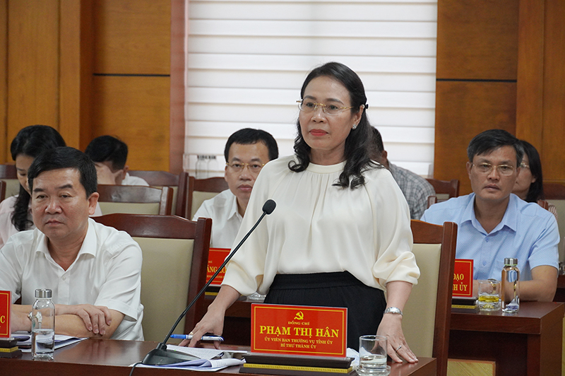 Đồng chí Bí thư Thành ủy Phạm Thị Hân phát biểu tại buổi làm việc.