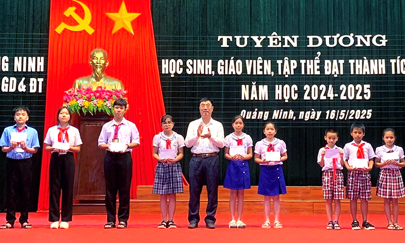 Lãnh đạo huyện Quảng Ninh trao giấy khen cho các học sinh đạt thành tích cao trong năm học 2024-2025.