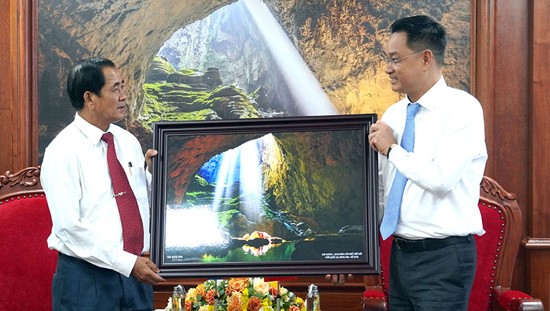 Đồng chí Bí thư Tỉnh ủy Lê Ngọc Quang tặng quà lưu niệm cho đồng chí Phó Bí thư Tỉnh ủy, Chủ tịch HĐND tỉnh, Trưởng Đoàn đại biểu Quốc hội Sủ-văn-ni Xay-xa-na