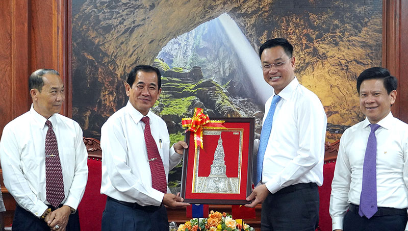 Đồng chí Phó Bí thư Tỉnh ủy, Chủ tịch HĐND tỉnh, Trưởng Đoàn đại biểu Quốc hội Sủ-văn-ni Xay-xa-na chúc mừng đồng chí Bí thư Tỉnh ủy Lê Ngọc Quang