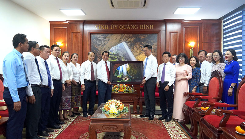 Hai đoàn chụp ảnh lưu niệm
