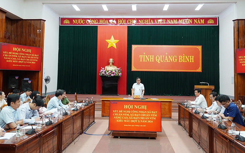 Đồng chí Phó Chủ tịch Thường trực UBND tỉnh Đoàn Ngọc Lâm điều hành hội nghị. Toàn cảnh hội nghị.