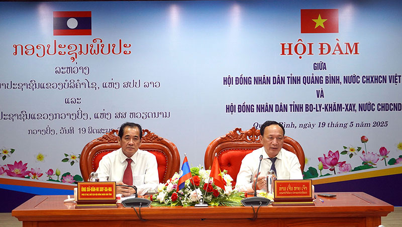 Đồng chí Phó Bí thư Thường trực Tỉnh ủy, Chủ tịch HĐND tỉnh Trần Hải Châu và đồng chí Phó Bí thư Tỉnh ủy, Chủ tịch HĐND tỉnh, Trưởng Đoàn đại biểu Quốc hội Sủ-văn-ni Xay-xa-na chủ trì buổi hội đàm