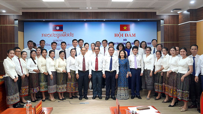 Hai đoàn chụp ảnh lưu niệm