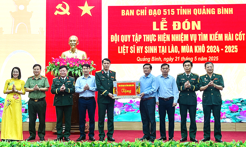 Ban Chỉ đạo 515 tỉnh và các sở, ngành của tỉnh Quảng Bình tặng quà cho Đội 589, Bộ CHQS tỉnh.