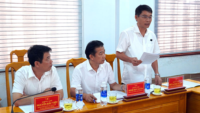 Đồng chí Bùi Anh Tuấn, Tỉnh ủy viên, Bí thư Huyện ủy Minh Hóa báo cáo kết quả triển khai nhiệm vụ 5 tháng đầu năm
