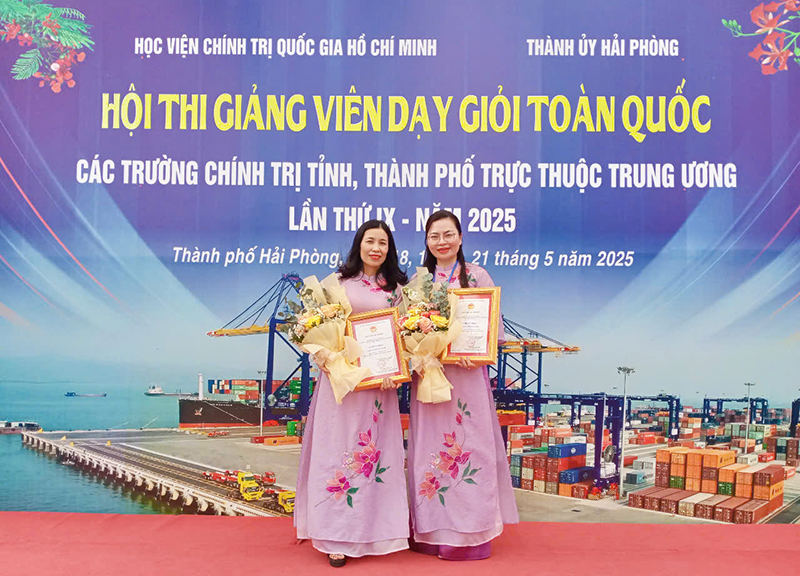 Hai giảng viên của Trường Chính trị tỉnh được công nhận giảng viên dạy giỏi.