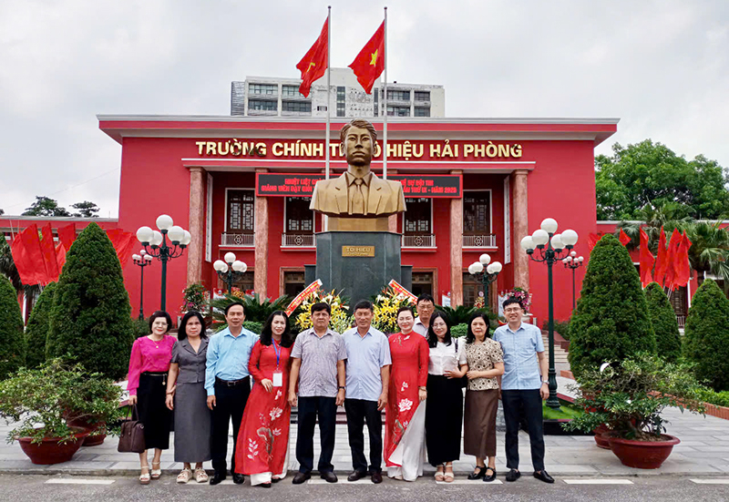 Đoàn công tác của Trường Chính trị tỉnh tại hội thi.