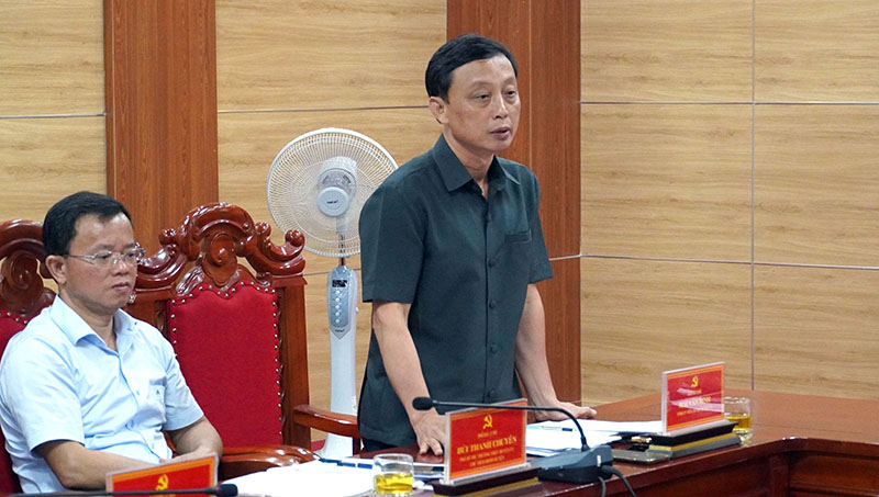 Đống chí Bí thư Huyện ủy Tuyên Hóa Mai Văn Minh báo cáo kết quả thực hiện nhiệm vụ 5 tháng đầu năm