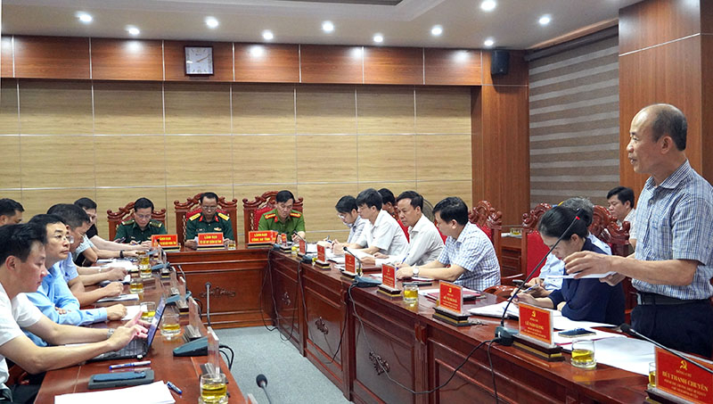 Lãnh đạo huyện Tuyên Hóa báo cáo kết quả triển khai nhiệm vụ