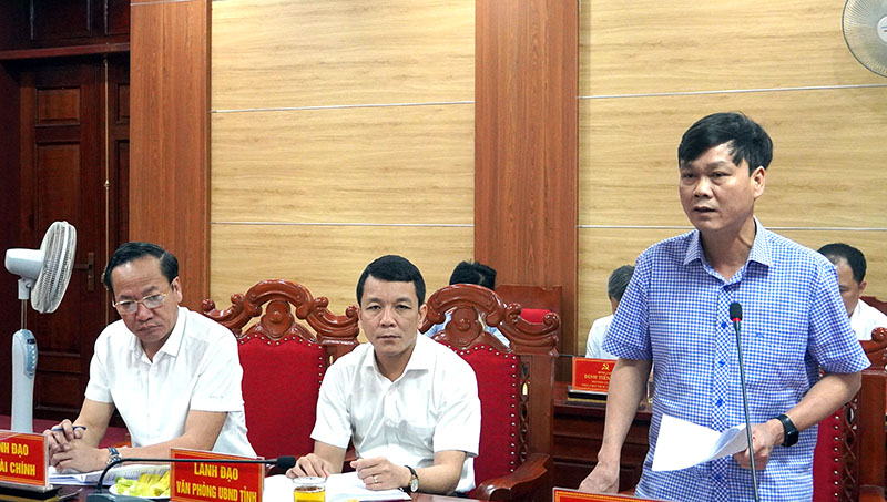 Đồng chí Giám đốc Sở Nội vụ Trần Thế Vương thảo luận tại buổi làm việc