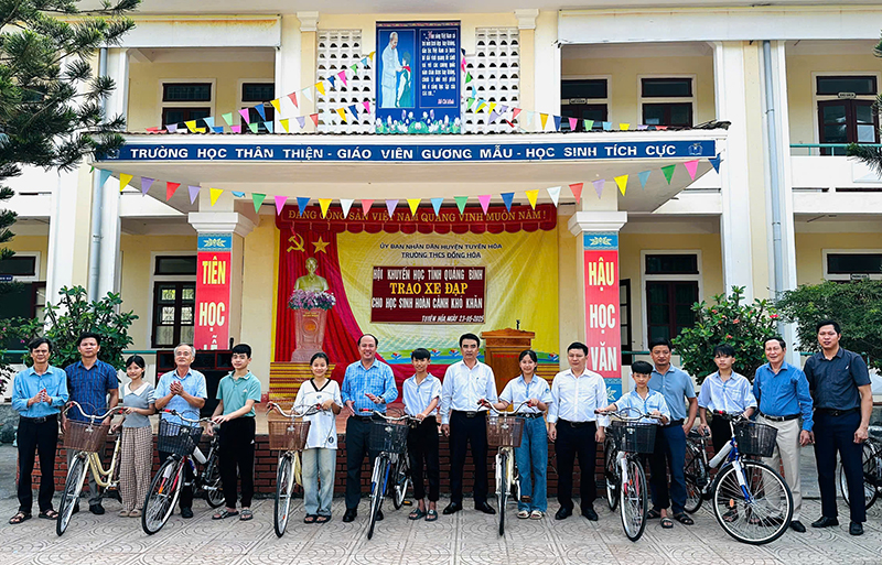 Các đại biểu trao xe đạp cho học sinh có hoàn cảnh khó khăn tại Trường THCS Đồng Hóa.