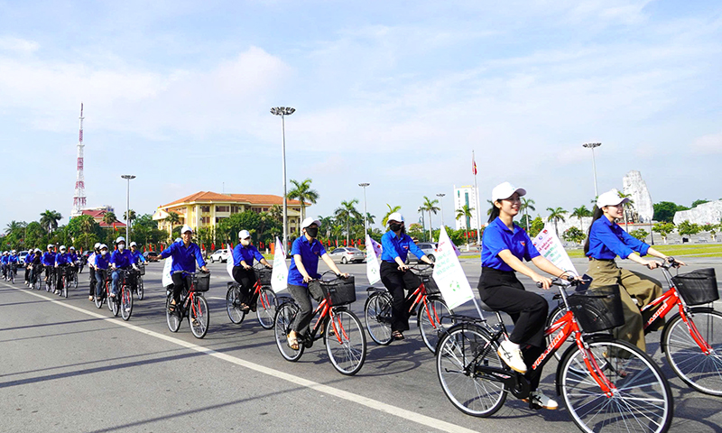 Đại biểu, đoàn viên thanh niên hưởng ứng chương trình diễu hành xe đạp cổ động. 