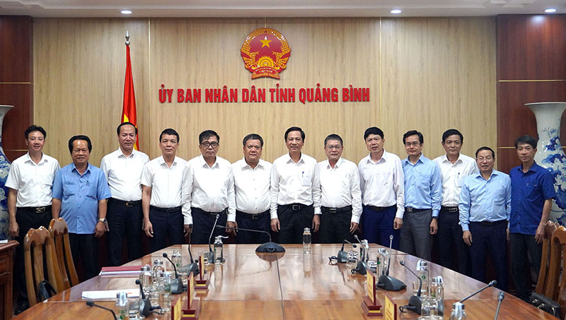 Tổ giúp việc số 1 chụp ảnh lưu niệm 