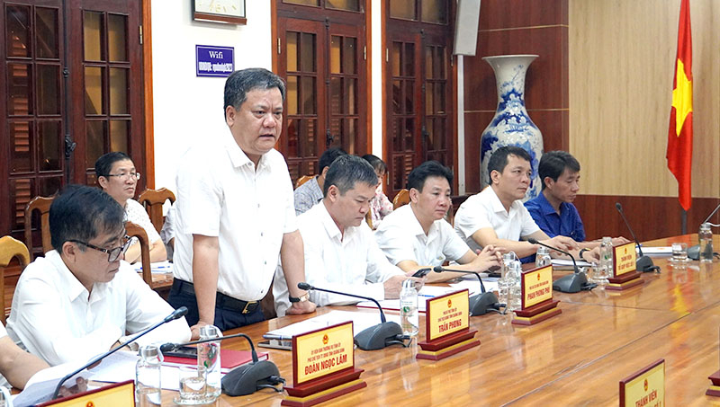 Đồng chí Trần Phong, Phó Bí thư Tỉnh ủy, Chủ tịch UBND tỉnh Quảng Bình, Tổ trưởng Tổ giúp việc số 1 phát biểu tại phiên họp