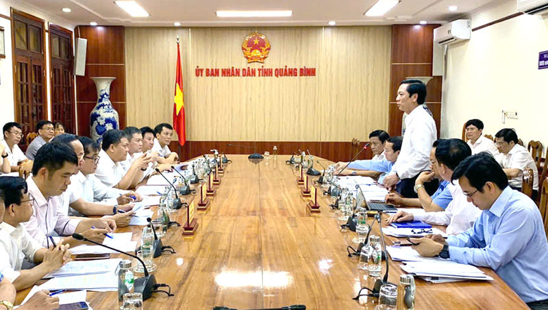 Đồng chí Hoàng Nam, Ủy viên Ban Thường vụ Tỉnh ủy, Quyền Chủ tịch UBND tỉnh Quảng Trị, Tổ phó Tổ giúp việc số 1 phát biểu tại phiên họp