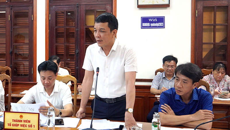 Các thành viên Tổ giúp việc thảo luận tại phiên họp