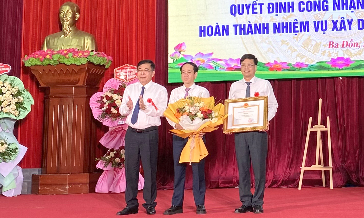 Lãnh đạo Thị ủy, UBND TX. Ba Đồn đón Bằng công nhận hoàn thành NTM của Thủ tướng Chính phủ.