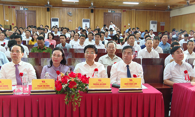 Các đại biểu tham dự buổi lễ.