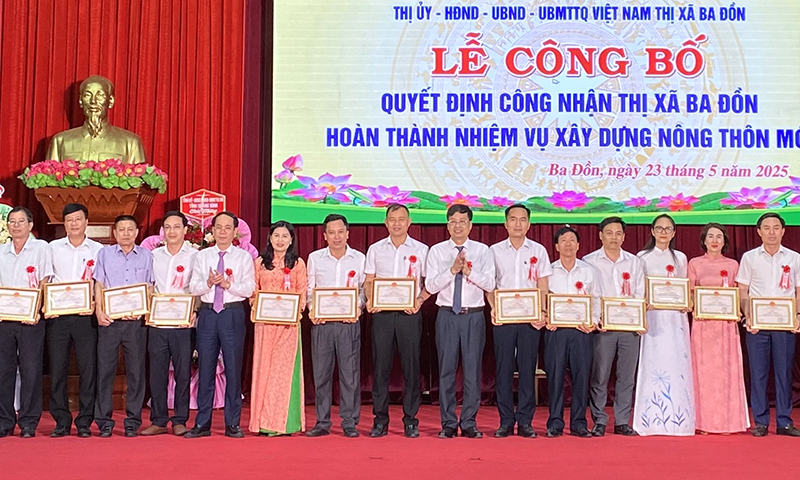 Đồng chí Phó Chủ tịch Thường trực UBND tỉnh Đoàn Ngọc Lâm trao Bằng khen của Chủ tịch UBND tỉnh cho các tập thể, cá nhân có thành tích xuất sắc trong phong trào xây dựng NTM.