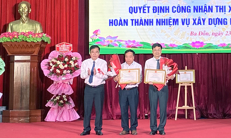 Đồng chí Đoàn Ngọc Lâm – Uỷ viên Ban Thường vụ Tỉnh uỷ, Phó Chủ tịch Thường trực UBND tỉnh tặng Bằng khen của Chủ tịch UBND tỉnh cho các cá nhân và tập thể có thành tích xuất sắc trong phong trào xây dựng NTM.