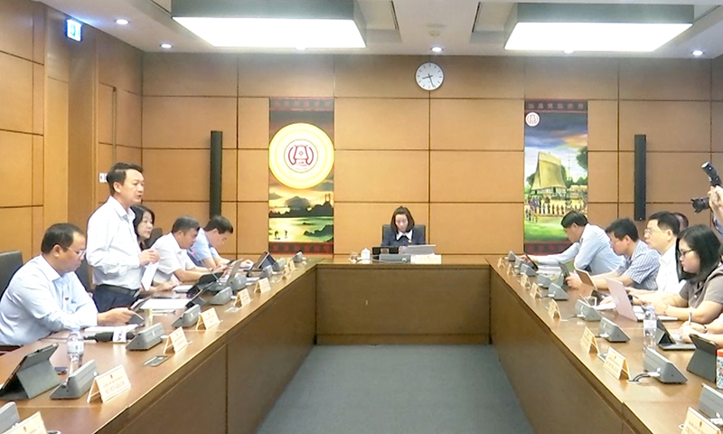 Đồng chí Trần Quang Minh tham gia thảo luận tại tổ.