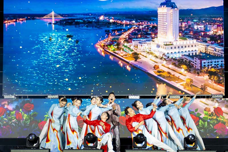 Chương trình nghệ thuật tái hiện hình ảnh một Quảng Bình đang vươn lên mạnh mẽ.