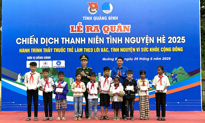 Trao học bổng cho học sinh hoàn cảnh khó khăn vươn lên trong học tập.