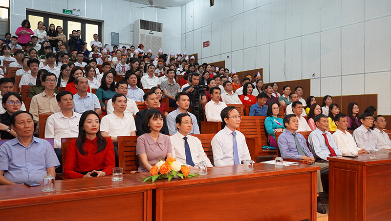 Các đại biểu dự lễ khai mạc.