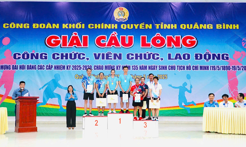 Ban tổ chức trao các giải nhất, nhì, ba toàn đoàn cho các đơn vị.