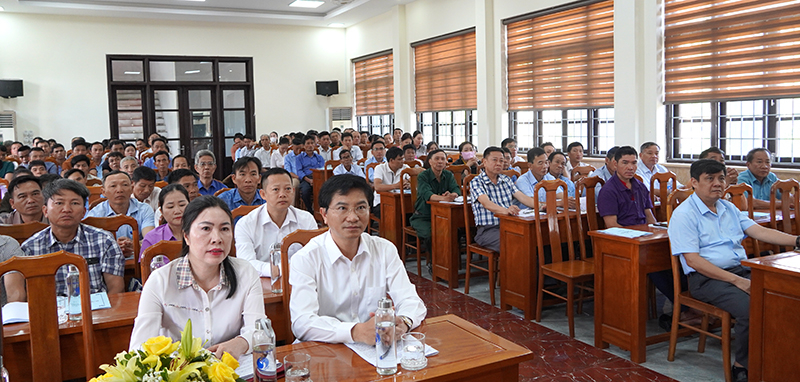 Các đại biểu và học viên tham dự khai giảng.