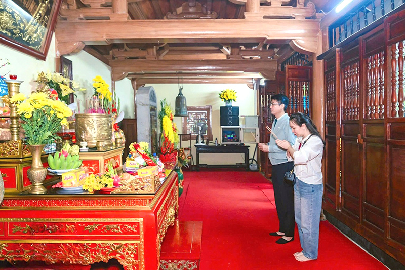 Người dân đến tri ân, dâng hương tại Đền tưởng niệm các anh hùng liệt sỹ đường 20- Quyết Thắng.