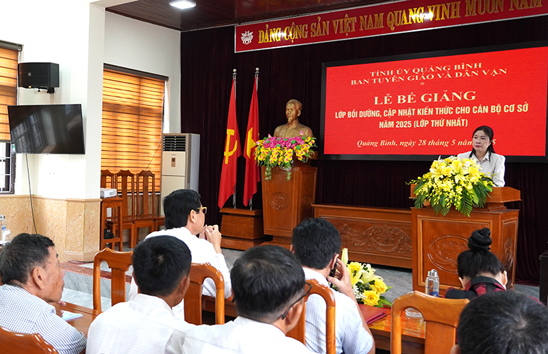 Đại diện lãnh đạo Ban Tuyên giáo và Dân vận Tỉnh ủy phát biểu bế giảng lớp bồi dưỡng.