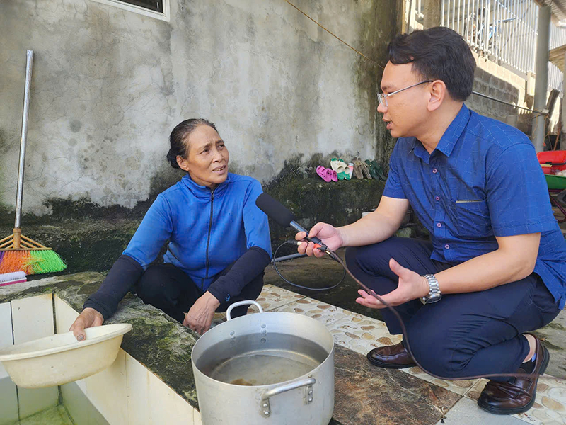 Chia sẻ với phóng viên, bà Phạm Thị Thuyết (SN 1961), thôn Mốc Định, xã Hồng Thủy (Lệ Thủy) lo ngại vì nguồn nước ngày càng bị nhiễm phèn nặng.