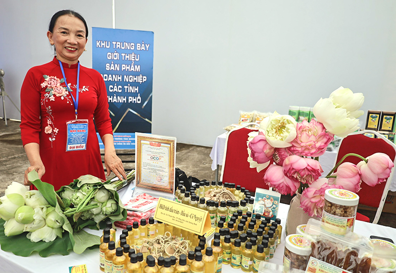 Các sản phẩm tinh dầu tràm-dầu sả Cô Nguyệt (xã Thuận Đức, TP. Đồng Hới) được khách hàng khắp mọi miền đất nước tin dùng.