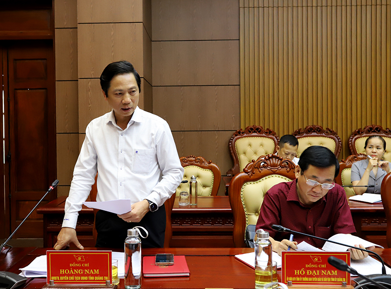 Đồng chí Hoàng Nam, Ủy viên Ban Thường vụ, Quyền Chủ tịch UBND tỉnh Quảng Trị phát biểu tại phiên họp.