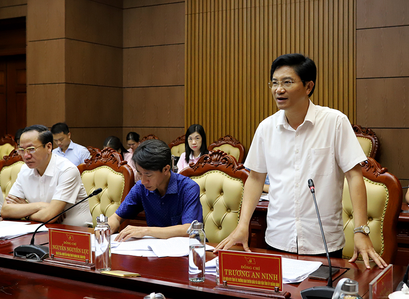 Đồng chí Trương An Ninh, Ủy viên Ban Thường vụ, Trưởng ban Tuyên giáo và Dân vận Tỉnh ủy Quảng Bình phát biểu tại phiên họp.