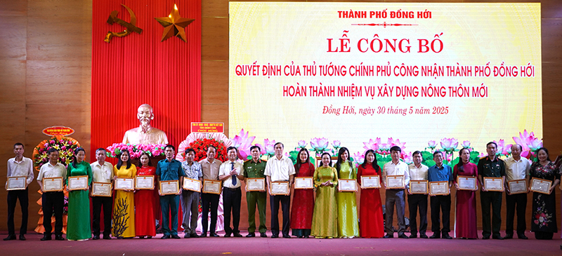 Lãnh đạo TP. Đồng Hới trao giấy khen tặng các mô hình “Dân vận khéo” trong thực hiện chương trình xây dựng NTM trên địa bàn.