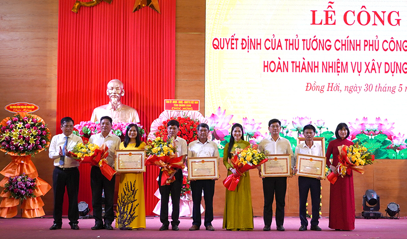 Đồng chí Phó Chủ tịch Thường trực UBND tỉnh Đoàn Ngọc Lâm trao Bằng công nhận 4 xã đạt chuẩn NTM nâng cao và NTM kiểu mẫu.