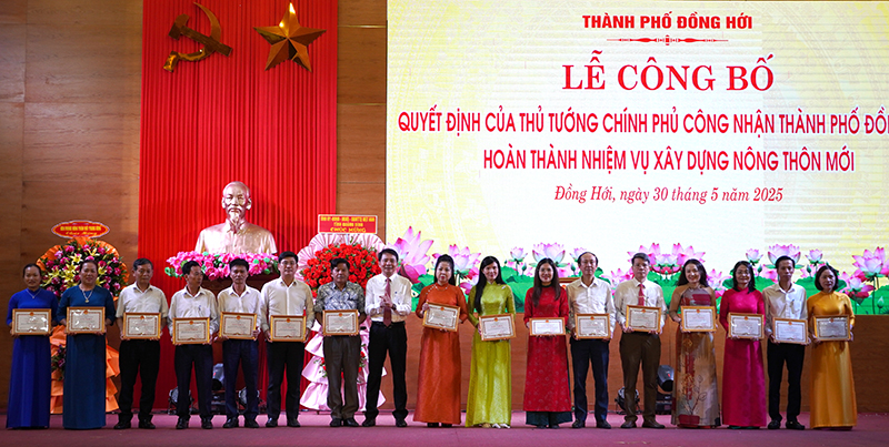 Chủ tịch UBND thành phố Hoàng Ngọc Đan tặng giấy khen cho các tập thể có thành tích xuất sắc trong phong trào xây dựng NTM.