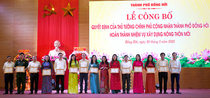 Đại diện lãnh đạo TP. Đồng Hới tặng giấy khen của Chủ tịch UBND thành phố cho các cá nhân có thành tích xuất sắc trong phong trào xây dựng NTM.