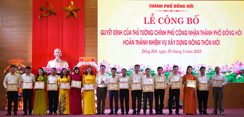 Đại diện lãnh đạo TP. Đồng Hới trao giấy khen cho cá nhân có thành tích xuất sắc trong phong trào xây dựng NTM.