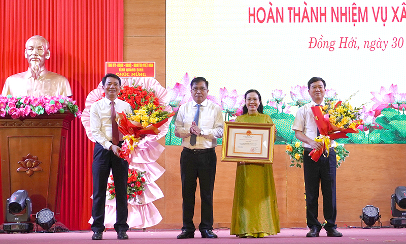 Đồng chí Phó Chủ tịch Thường trực UBND tỉnh Đoàn Ngọc Lâm trao Bằng công nhận hoàn thành nhiệm vụ xây dựng NTM của Thủ tướng Chính phủ cho TP. Đồng Hới.