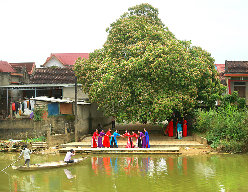 Dưới bóng nắng.