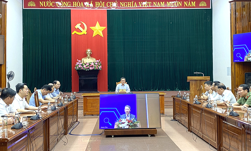 Đồng chí Phó Chủ tịch UBND tỉnh Phan Phong Phú và các đại biểu dự lễ tại điểm cầu Quảng Bình.