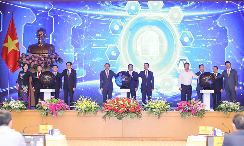 Đồng chí Thủ tướng Chính phủ Phạm Minh Chính và các đại biểu thực hiện nghi thức khai trương Cổng Pháp luật quốc gia - Ảnh VGP/Nhật Bắc