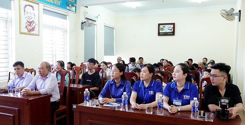 Các đơn vị phối hợp tổ chức chương trình cho các trẻ em khiếm thị và con của hội viên Hội Người mù ở TP. Đồng Hới.