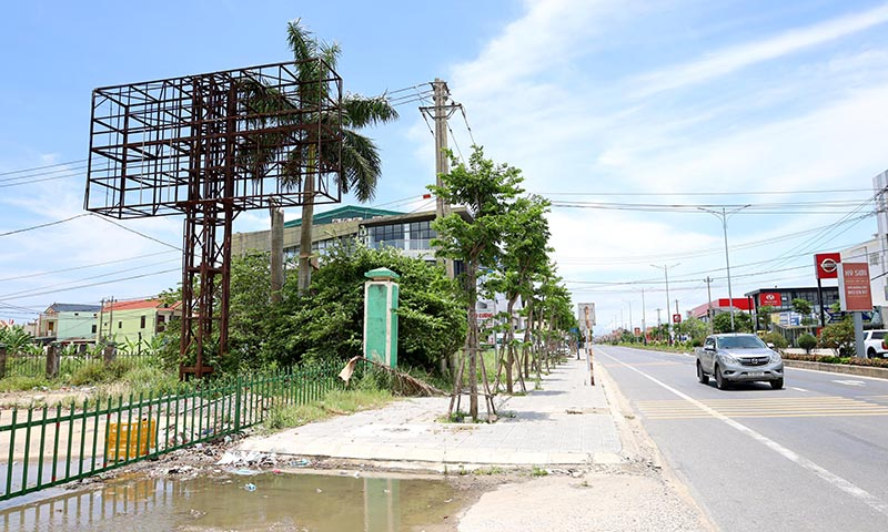 Nhiều bảng hiệu quảng cáo đã bong tróc hết nội dung, rách nát khá lâu gây phản cảm.