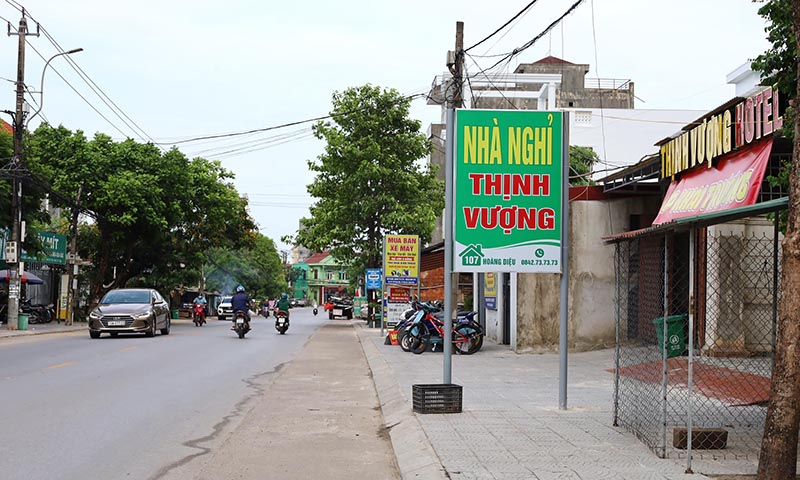Nhiều biển, bảng quảng cáo, rao vặt được chôn chặt xuống vỉa hè hoặc treo vào cột điện, cây xanh sai quy định.